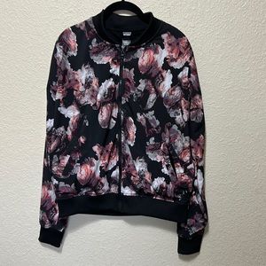 Victoria Sport Women’s Jacket Black/Floral Size Medium